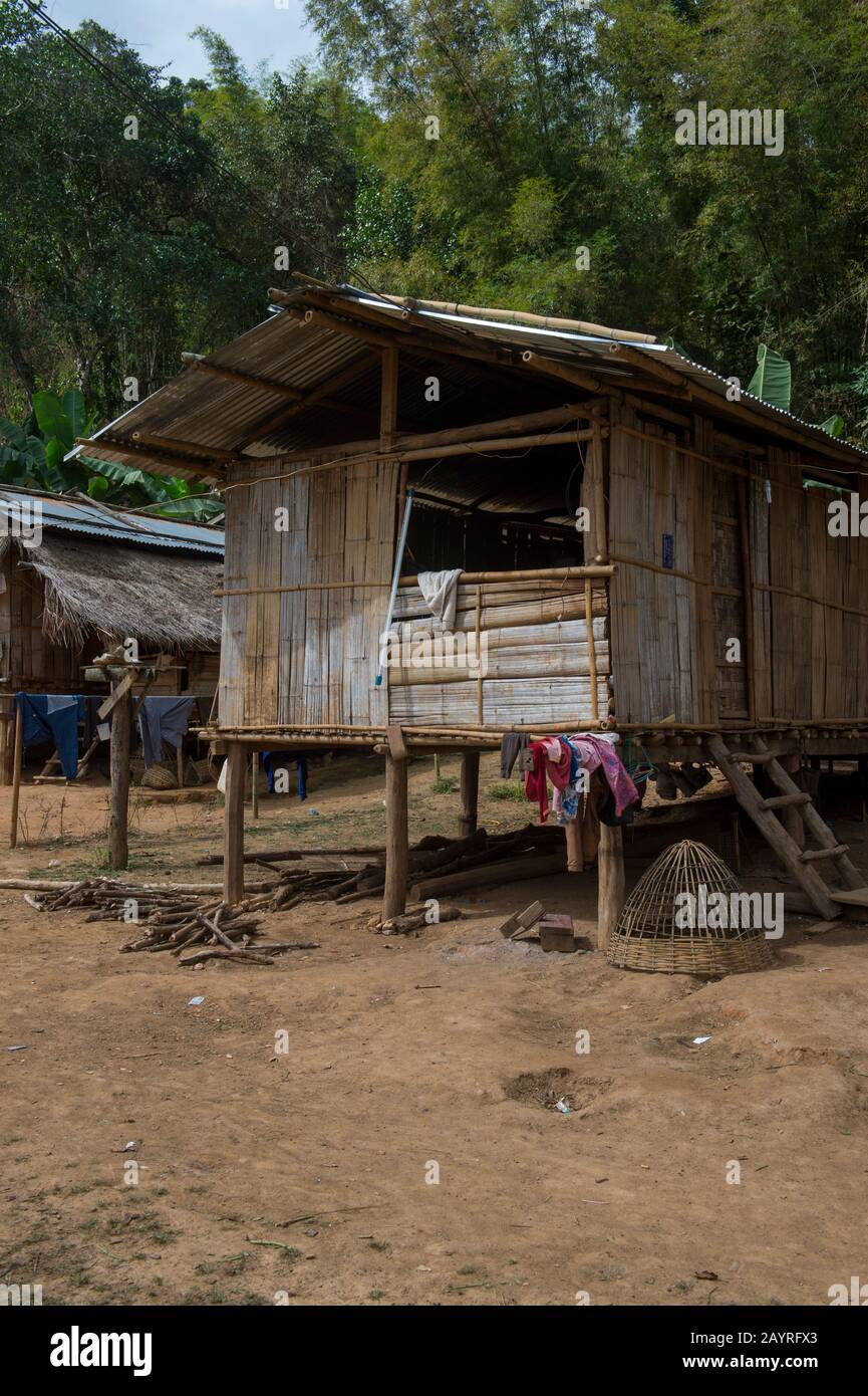 Maisons traditionnelles sur pilotis faites de bambou dans le village de Ban Muangkeo, un village du patrimoine culturel sur le Mékong près de Luang Prabang dans le centre de L Banque D'Images