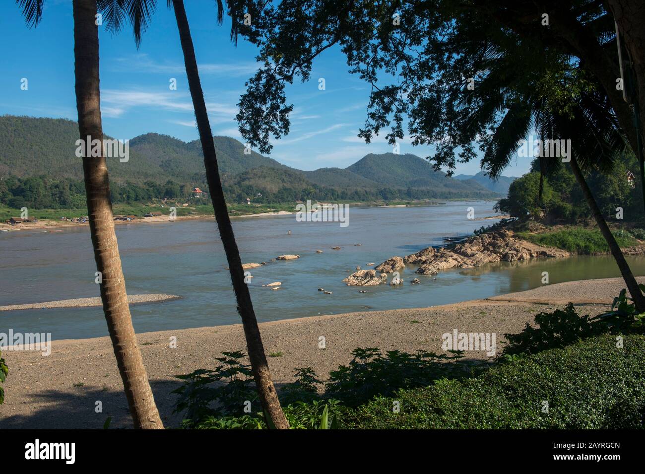 Vue sur la confluence des rivières Nam Khan et Mekong à Luang Prabang au Laos central. Banque D'Images