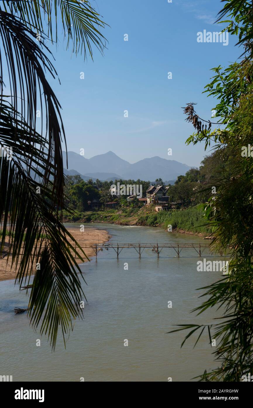 Vue sur un pont en bambou au-dessus de la rivière Nam Khan à Luang Prabang au Laos central. Banque D'Images