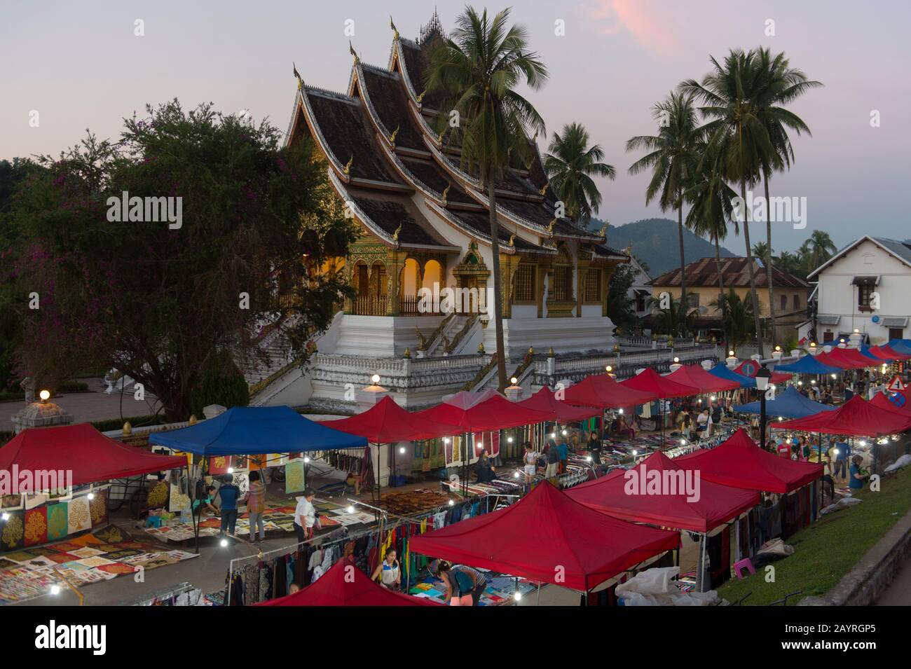 Vue sur le marché quotidien de nuit dans la ville de Luang Prabang, classée au patrimoine mondial de l'UNESCO au Laos central, avec le Haw Pha Bang (le temple royal) de la Roya Banque D'Images