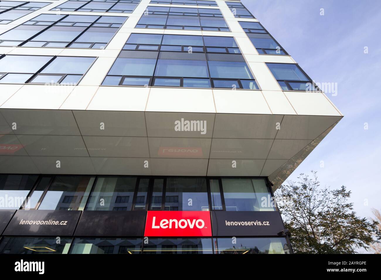 Prague, TCHÉQUIE - 1er NOVEMBRE 2019: Lenovo signe sur son magasin et son bureau principal pour Prague. Lenovo est une société chinoise de haute technologie spécialisée dans Banque D'Images