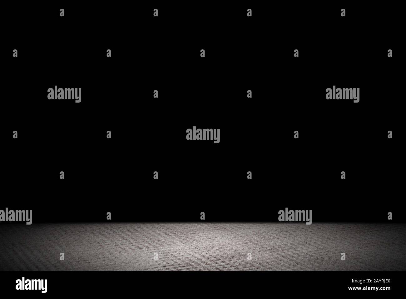 Lumière qui brille sur un sol en béton gris rugueux dans la pièce sombre avec espace de copie, arrière-plan abstrait Banque D'Images