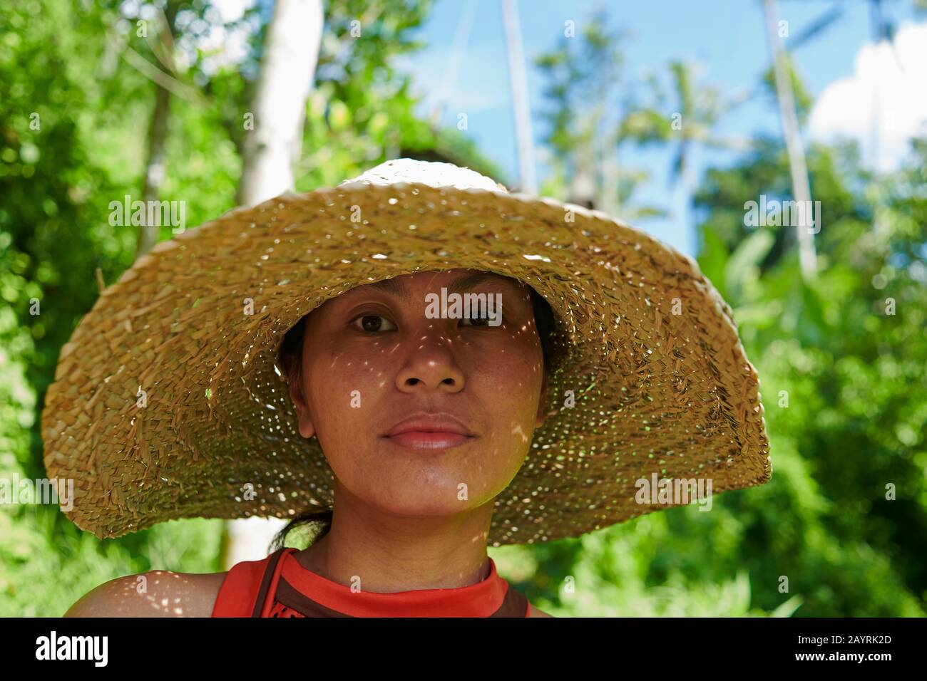 Gros plan portrait d'une femme asiatique portant un grand chapeau de paille  dans un soleil d'été brillant pour se protéger du soleil chaud Photo Stock  - Alamy