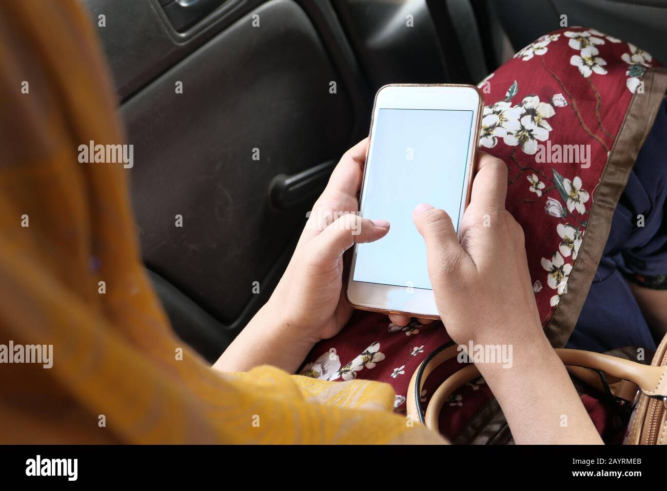 Gros plan sur les femmes utilisent un smartphone en voiture Banque D'Images