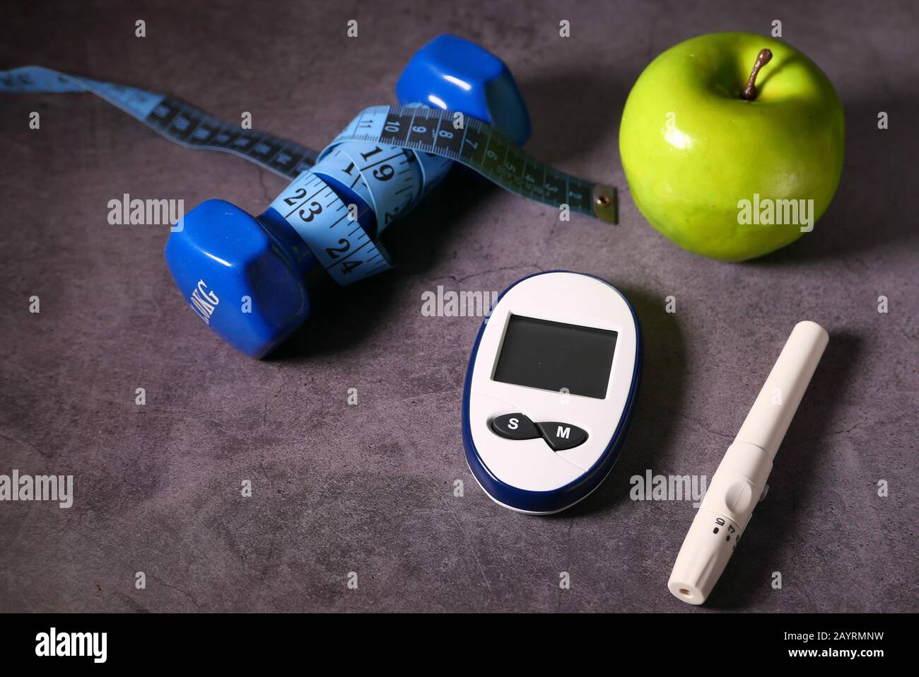 Gros plan des outils de mesure du diabète et de la pomme sur la table Banque D'Images