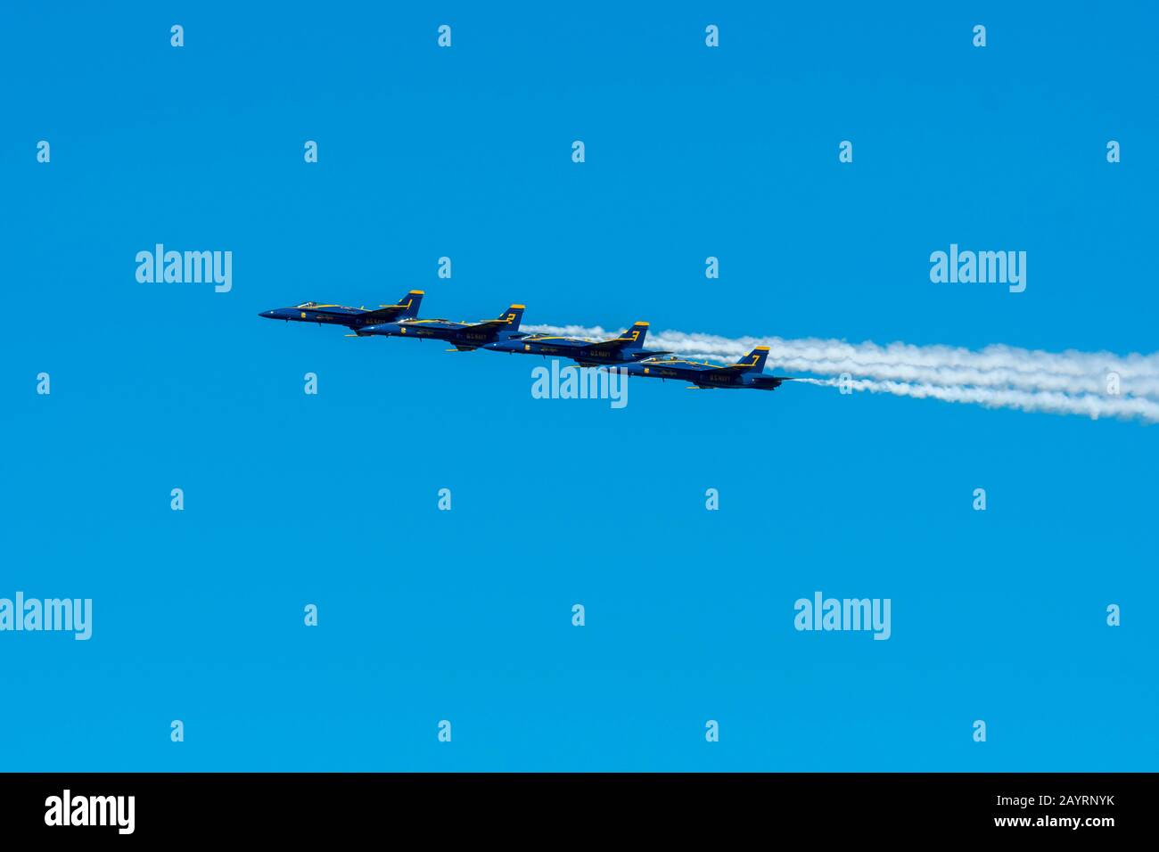 Quatre Blue Angels F/A-18 Hornets survolent le lac Washington pour le week-end Seafair à Seattle, dans l'État de Washington, aux États-Unis. Banque D'Images