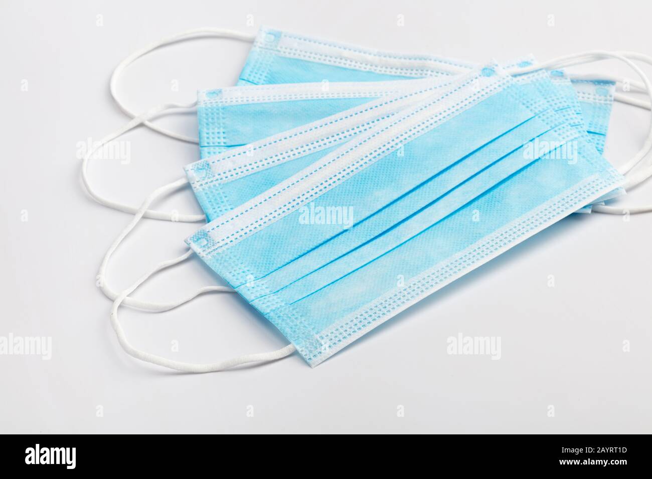 Masque médical sur fond blanc. Banque D'Images