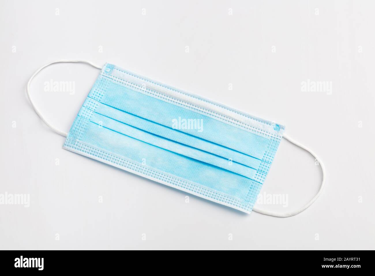 Masque médical sur fond blanc. Banque D'Images