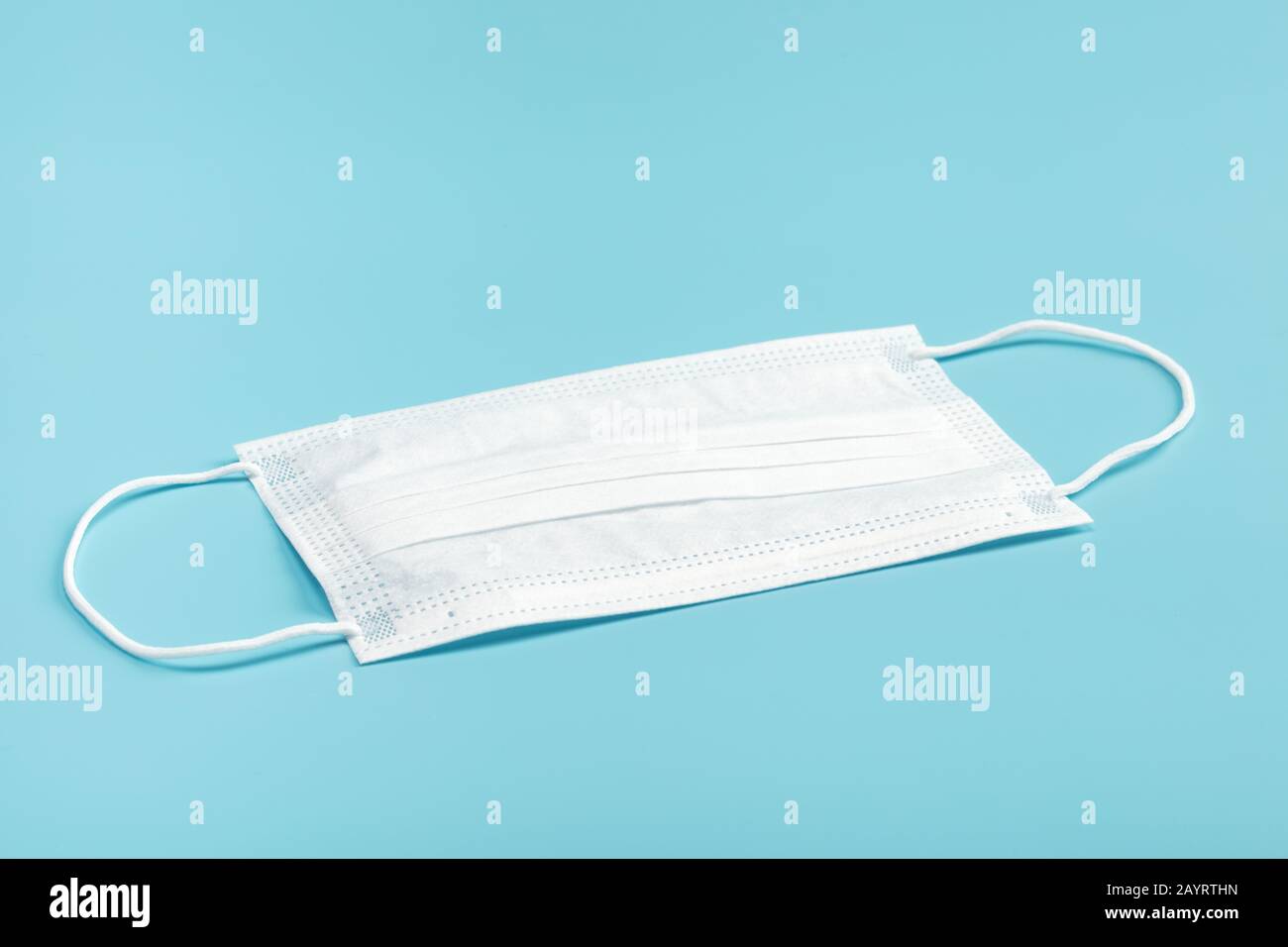 Masque médical sur fond bleu. Banque D'Images