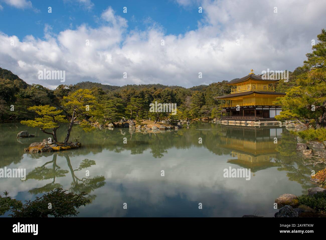 Vue sur le Kinkaku-ji ou le temple du Pavillon d'or, officiellement nommé Rokuon-ji (Temple du jardin des cerfs), et est un temple bouddhiste zen à Kyot Banque D'Images