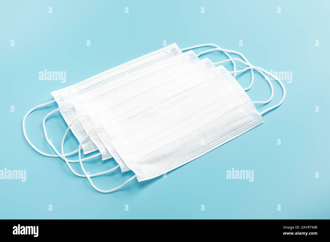 Masque médical sur fond bleu. Banque D'Images