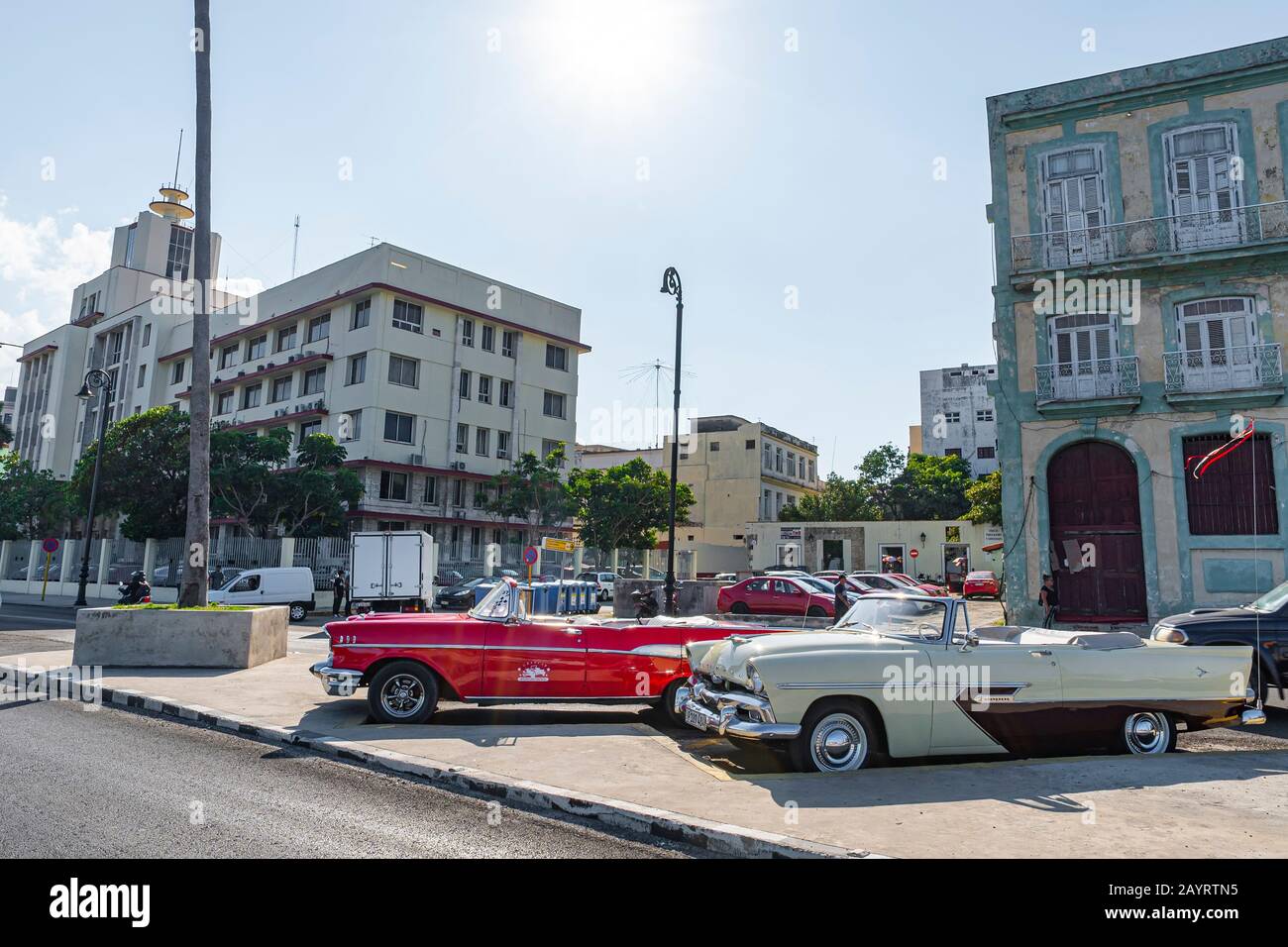 27 novembre 2019, la Havane, Cuba: De nombreux taxis colorés sont stationnés sur la promenade de Malecon dans le centre de la vieille Havane contre le vieux bâtiment historique Banque D'Images