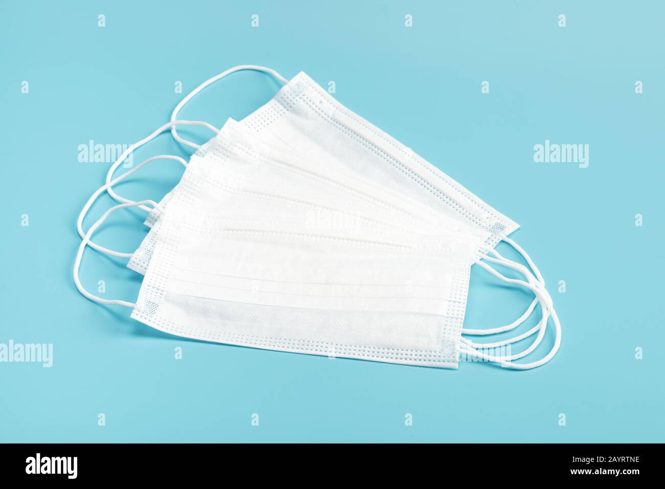 Masque médical sur fond bleu. Banque D'Images