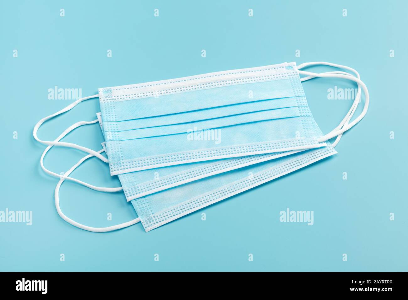 Masque médical sur fond bleu. Banque D'Images