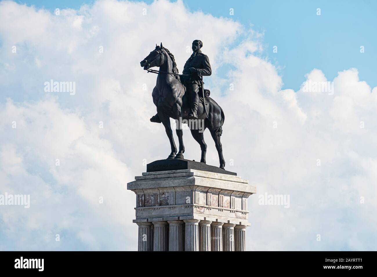 27 Novembre 2019, La Havane, Cuba. Statue du général Maximo Gomez contre un ciel bleu nuageux. Maximo Gomez est l'un des leaders du liberati national Banque D'Images