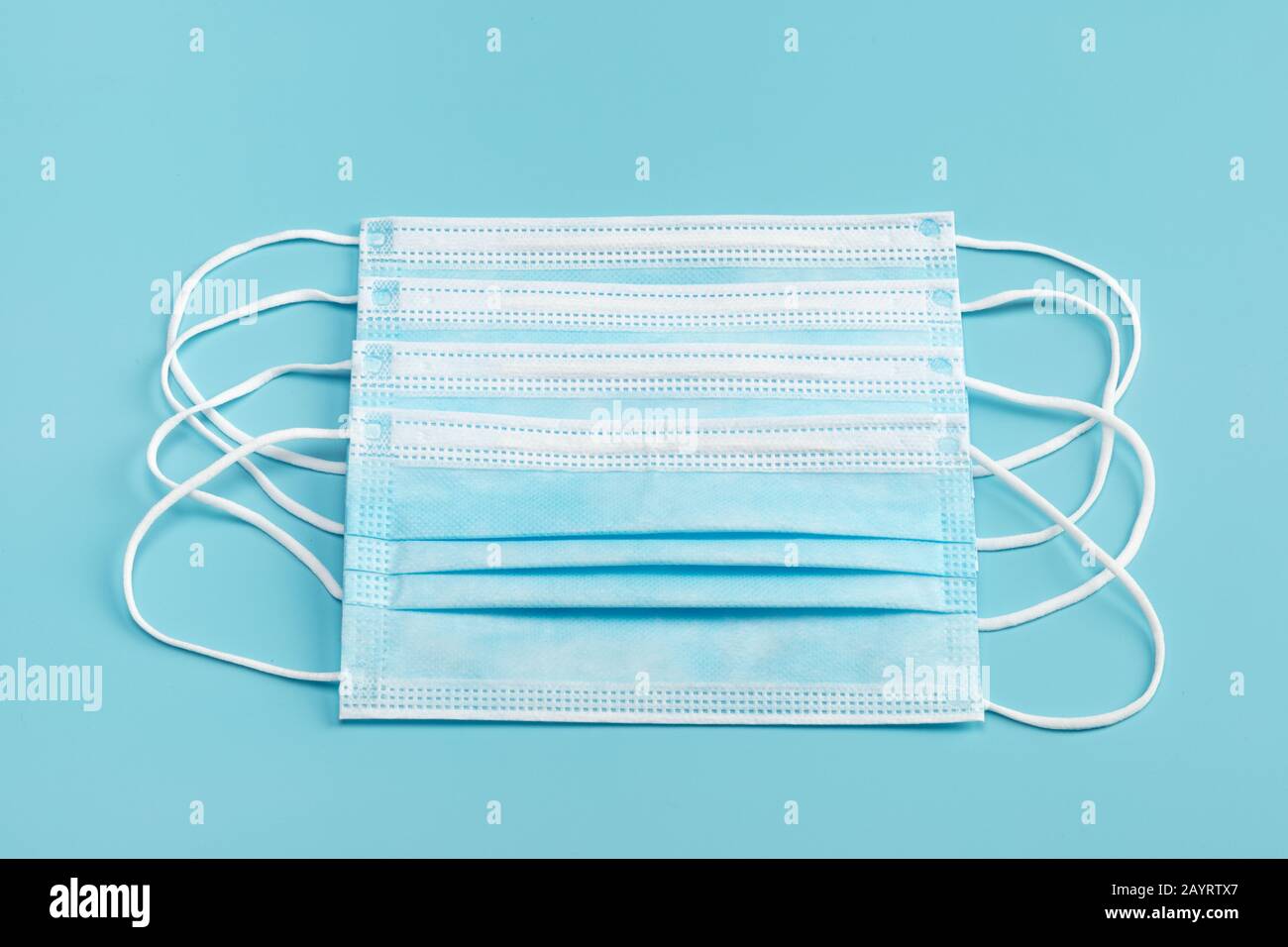 Masque médical sur fond bleu. Banque D'Images