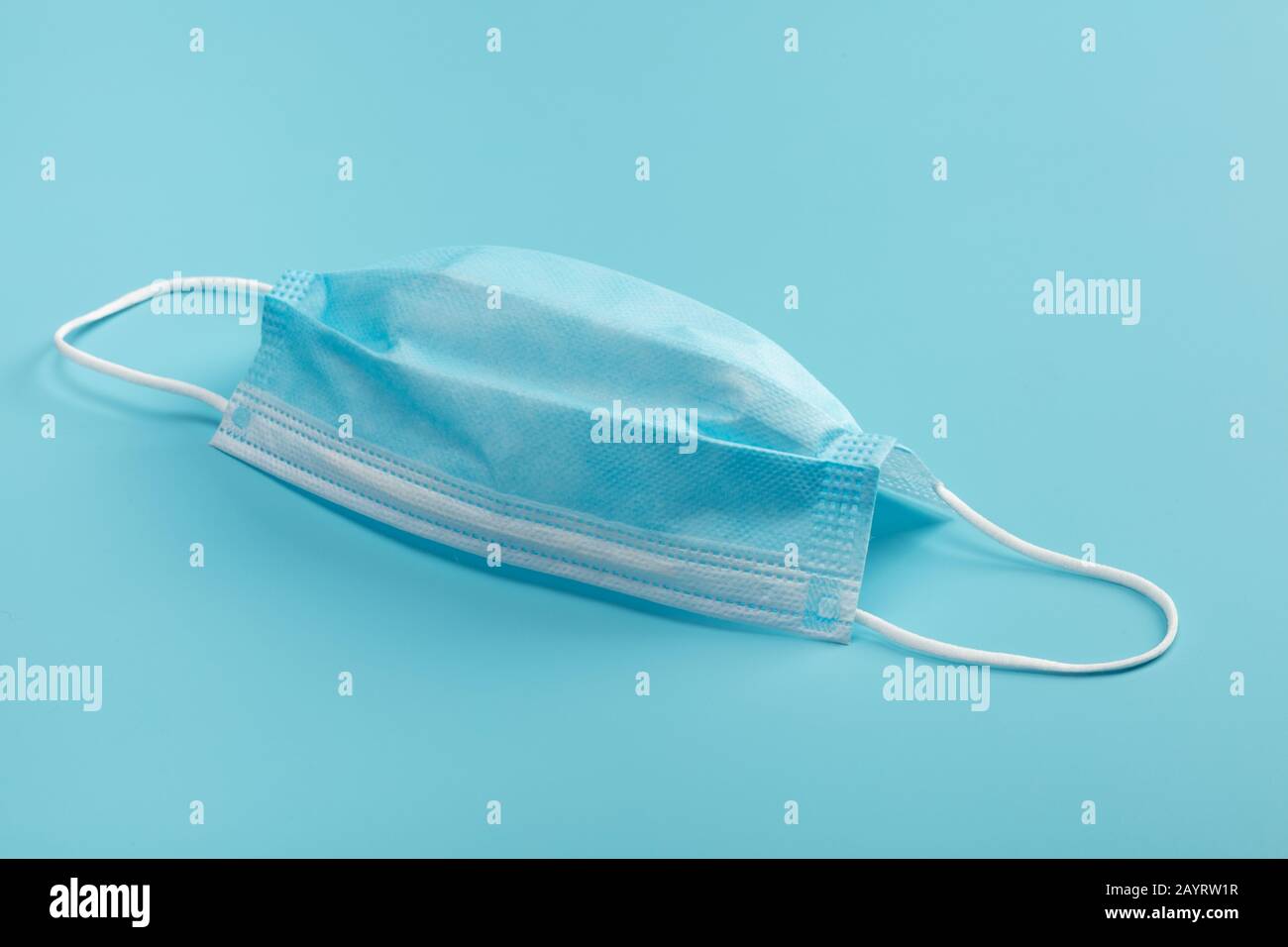 Masque médical sur fond bleu. Banque D'Images