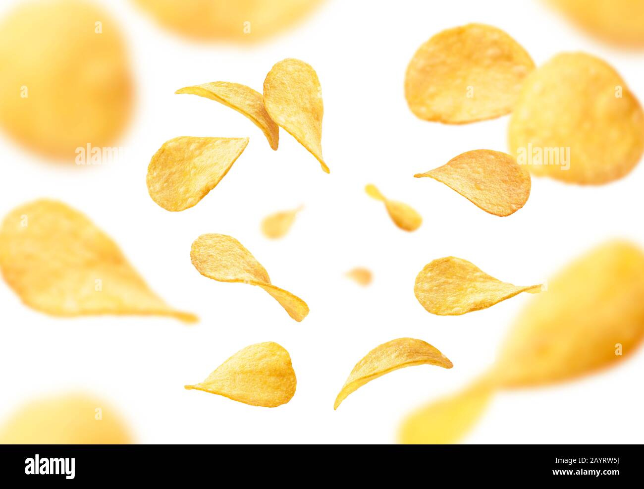 Les chips de pommes de terre sont levitate sur un fond blanc Banque D'Images