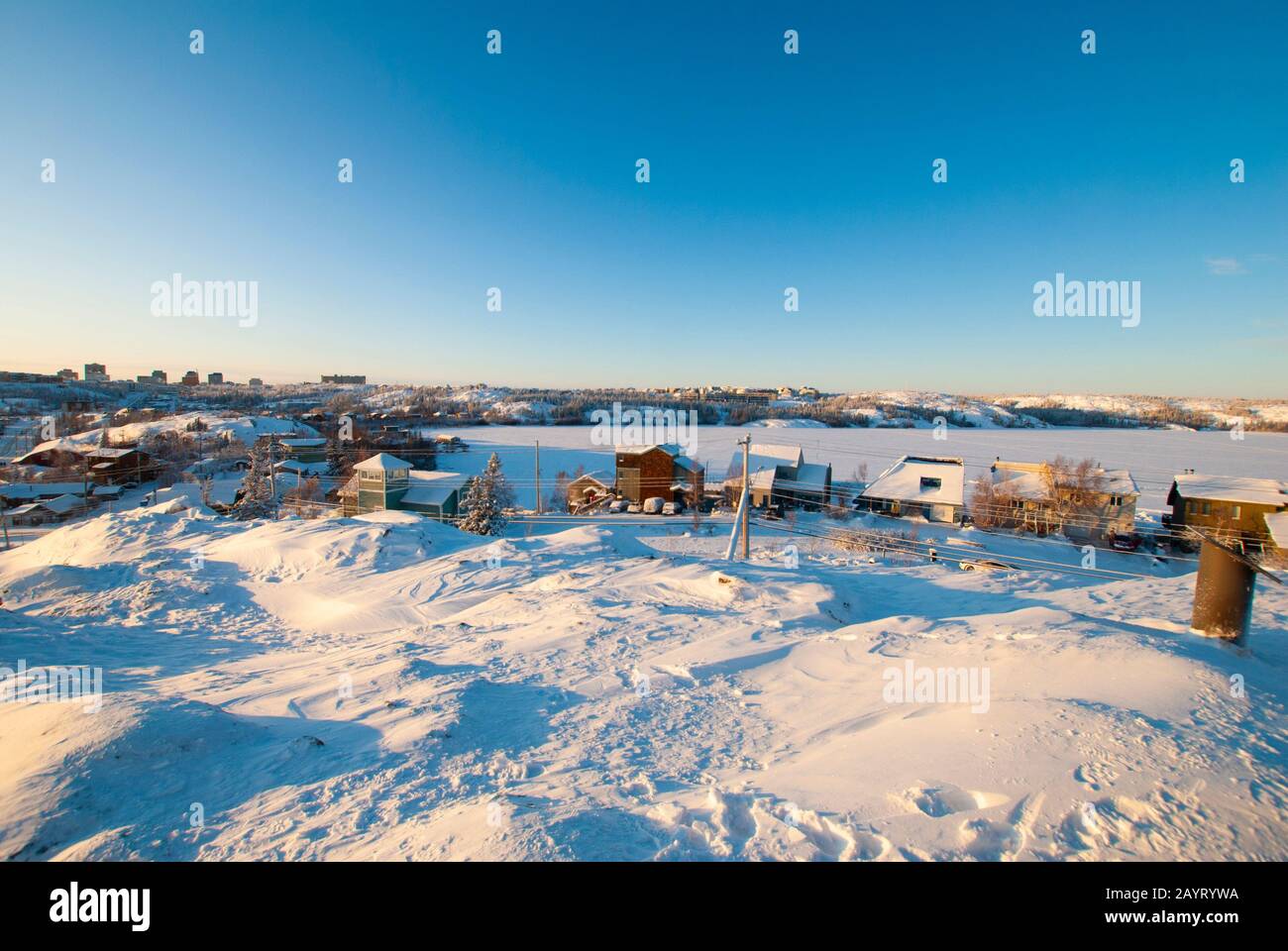 Vue sur le lac gelé - l'Inlet Yellowknife du Grand lac des esclaves, Territoires du Nord-Ouest, Canada Banque D'Images