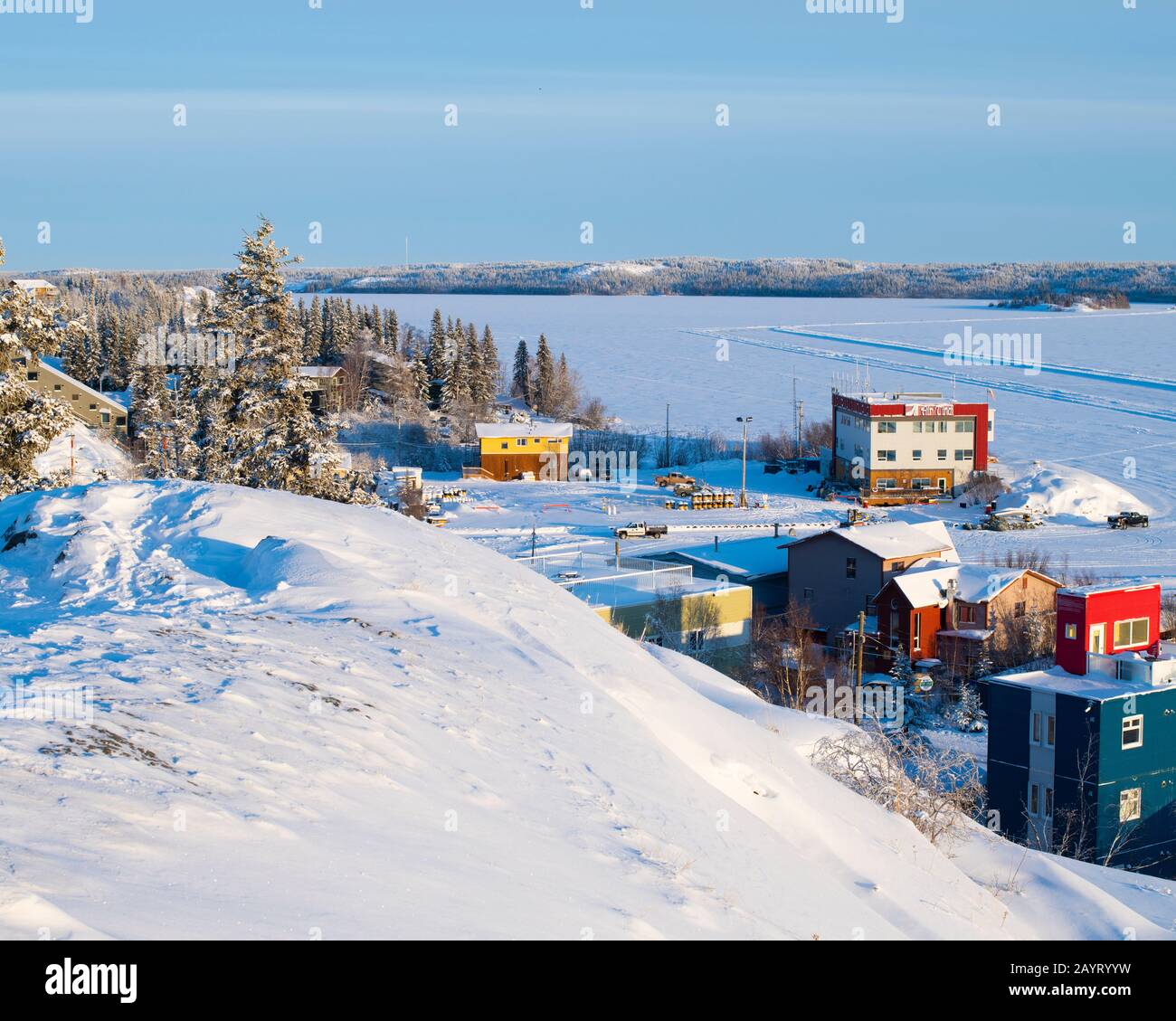 Vue sur le lac gelé - l'Inlet Yellowknife du Grand lac des esclaves, Territoires du Nord-Ouest, Canada Banque D'Images