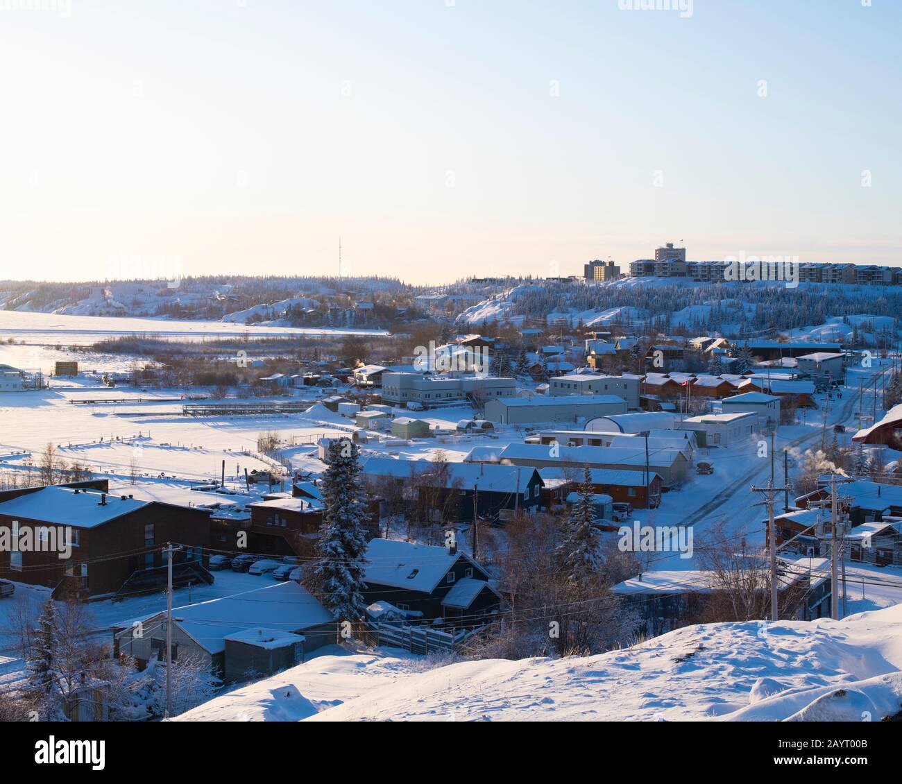 Vue sur Franklin Avenue depuis la vieille ville vers le centre-ville, Yellowknife, Territoires du Nord-Ouest, Canada Banque D'Images