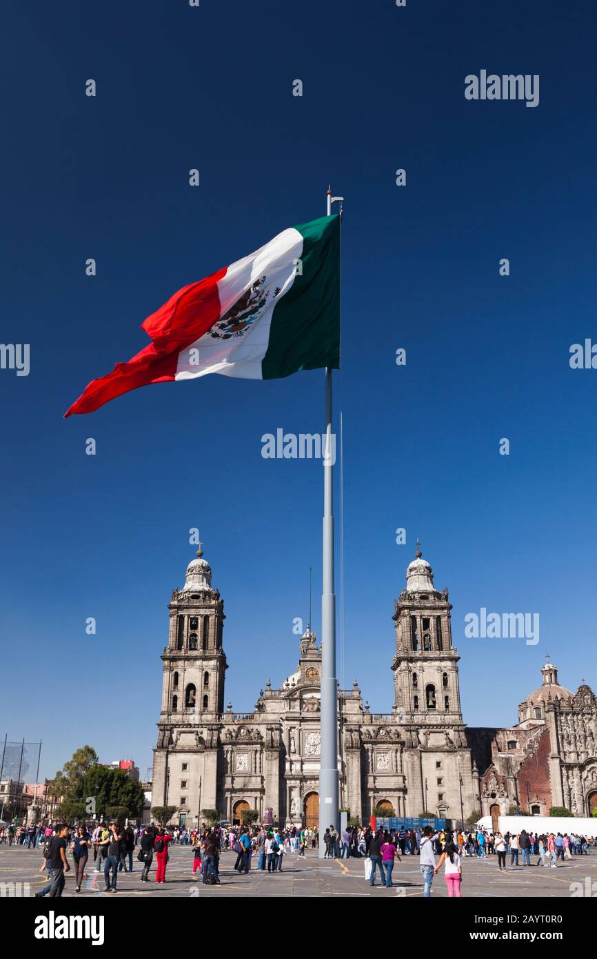 Drapeau national du Mexique, à la cathédrale métropolitaine de Mexico, Zocalo, Plaza de la Constitucion, Mexico, Mexique, Amérique centrale Banque D'Images Drapeau national du Mexique, à la cathédrale métropolitaine de Mexico, Zocalo, Plaza de la Constitucion, Mexico, Mexique, Amérique centrale Banque D'Images
