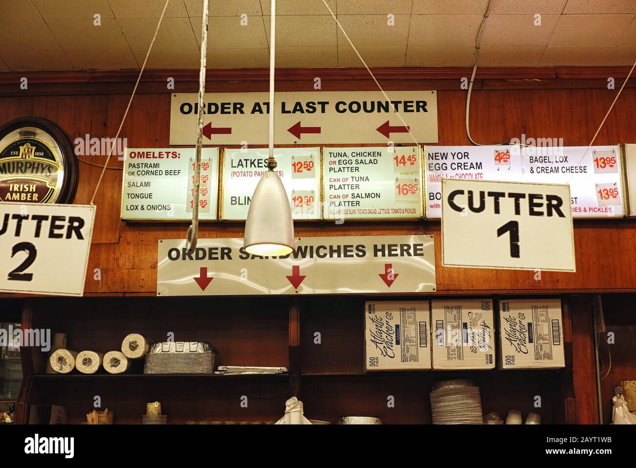 Des tableaux de menu à l'intérieur du légendaire pastrami de Katz, du bœuf corné et de la charcuterie juive, de la nourriture et de l'atmosphère sur E Houston St, New York Banque D'Images