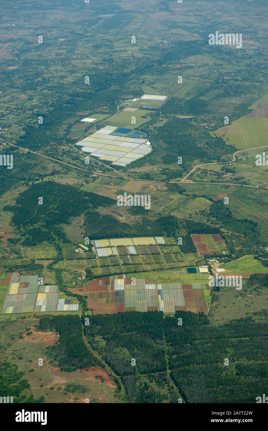 Vue aérienne des serres et des champs sur le vol de Nairobi à Samburu au Kenya. Banque D'Images