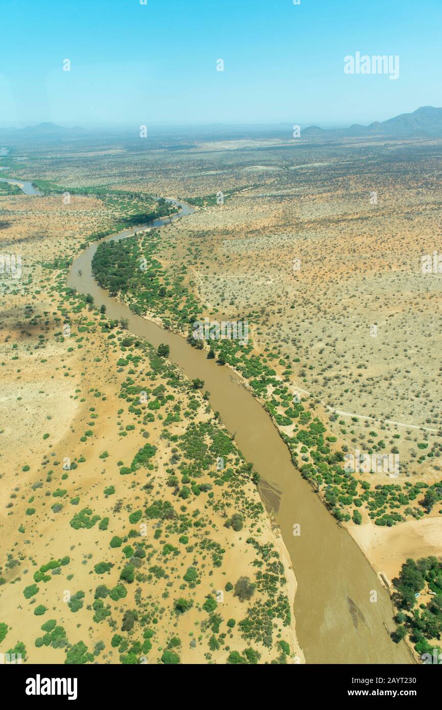 Vue aérienne du paysage sec et de la rivière Ewaso Ngiro dans la Réserve nationale de Samburu au Kenya. Banque D'Images