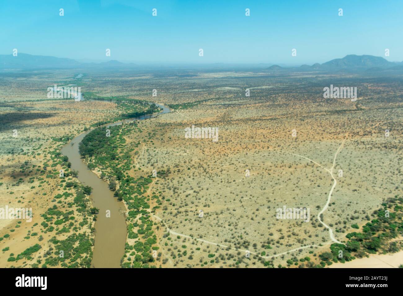 Vue aérienne du paysage sec et de la rivière Ewaso Ngiro dans la Réserve nationale de Samburu au Kenya. Banque D'Images