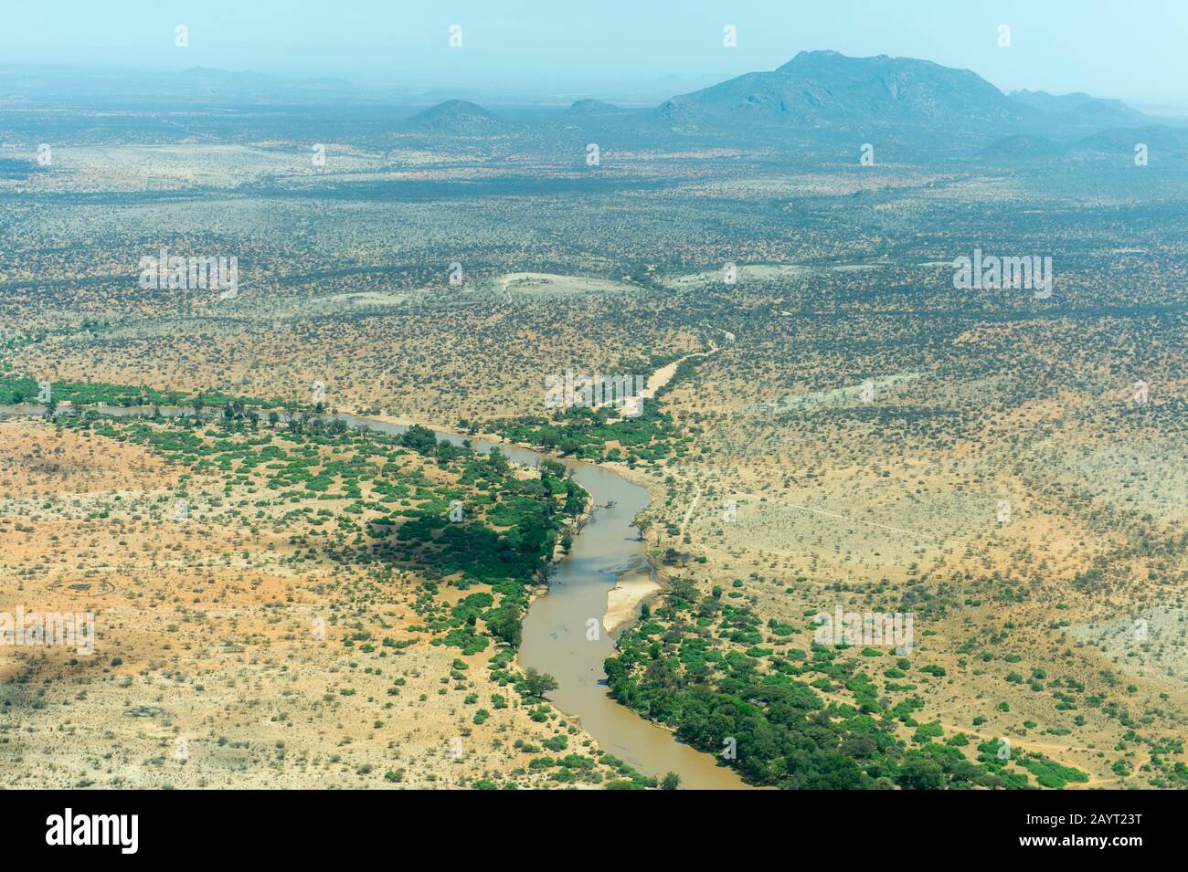 Vue aérienne du paysage sec et de la rivière Ewaso Ngiro dans la Réserve nationale de Samburu au Kenya. Banque D'Images