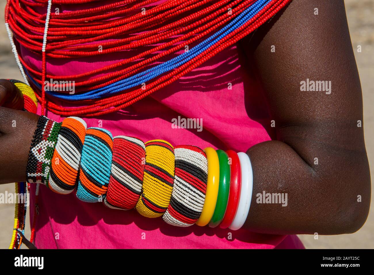 Gros plan des bracelets une femme de Samburu porte dans un village de Samburu près De la Réserve nationale de Samburu au Kenya. Banque D'Images