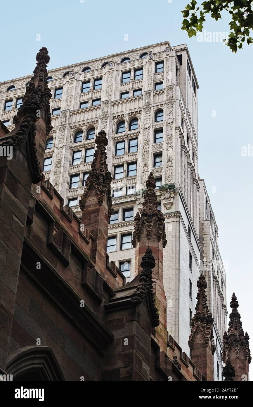 En regardant vers le haut d'un gratte-ciel monumental néo-gothique Two Rector Street, vous passerez devant les fins gothiques de Trinity Church NYC Banque D'Images
