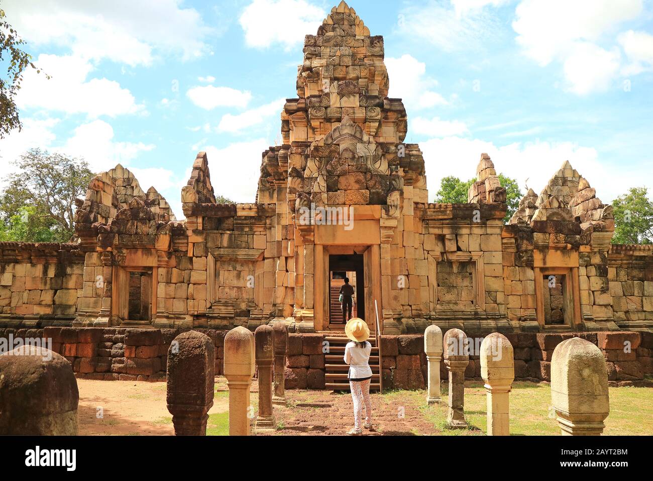 Visiteur féminin à l'entrée de la galerie du Complexe Temple Khmer Sdok Kok Thom dans la province de sa Kaeo, Thaïlande Banque D'Images