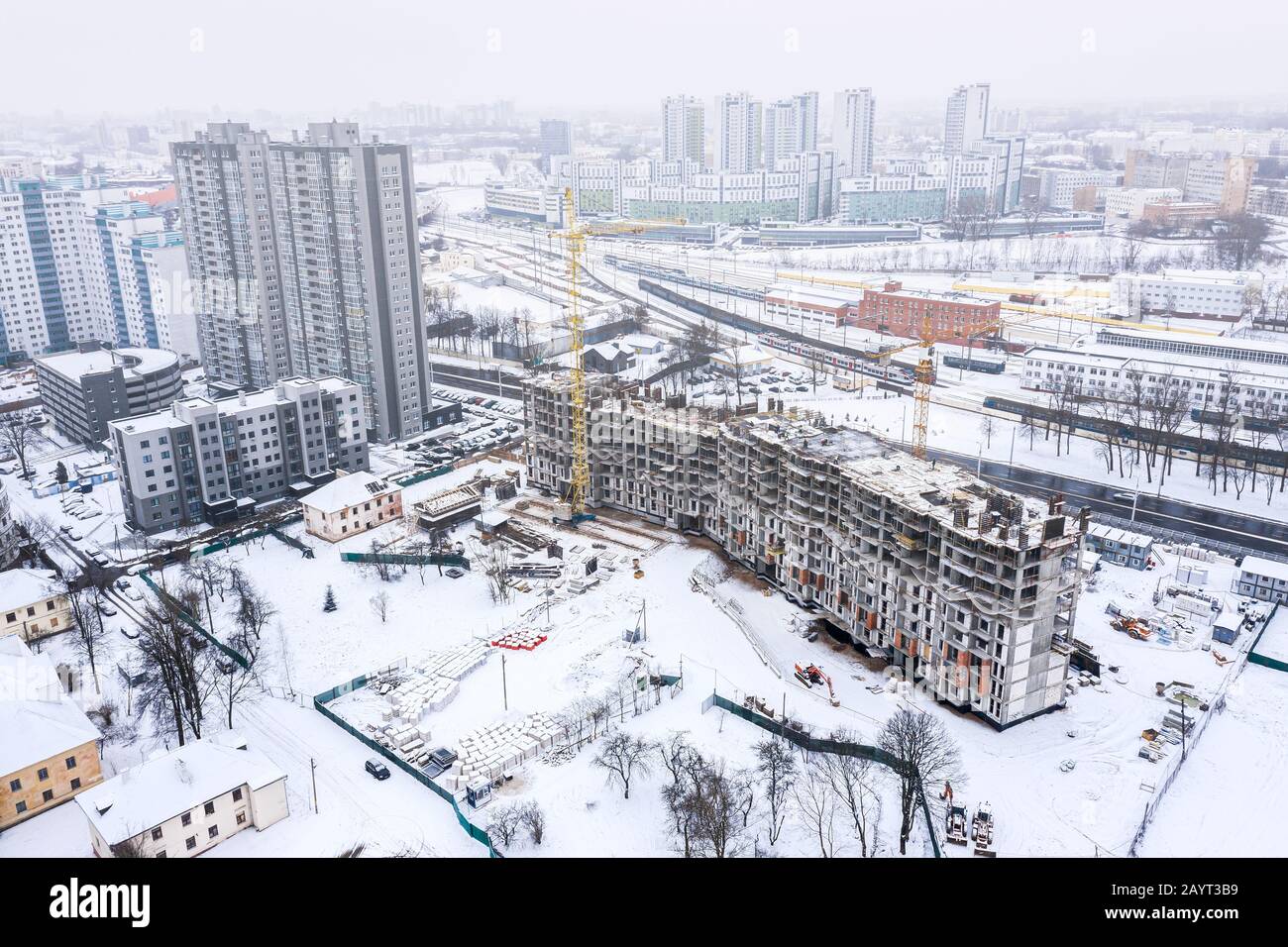 Bâtiment résidentiel en construction sur fond gris du ciel d'hiver. Vue panoramique aérienne de la ville de Minsk, en Biélorussie Banque D'Images