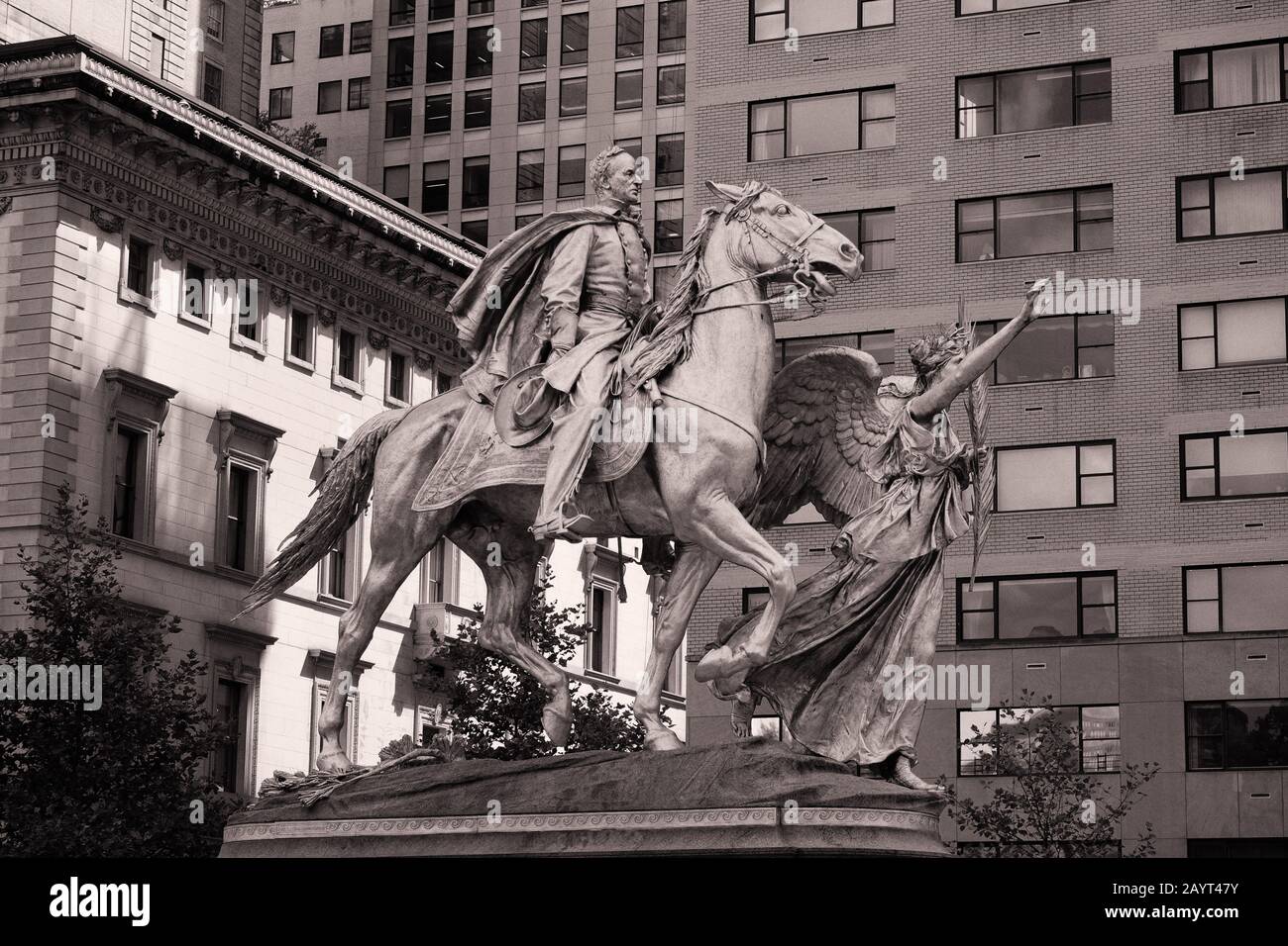 Le général William Tecumseh Sherman au cap sur le cheval dirigé par une victoire aidée, la Déesse grecque Nike - le Sherman Memorial, Grand Army Plaza, New York Banque D'Images