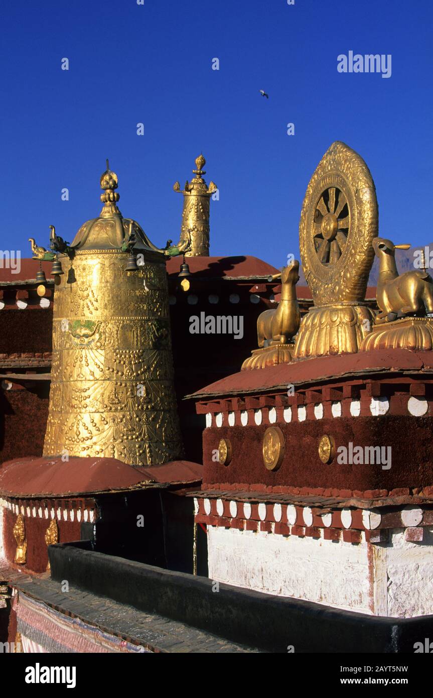 Vue sur l'architecture dorée au temple de Jokhang à Lhasa, Tibet, Chine. Banque D'Images