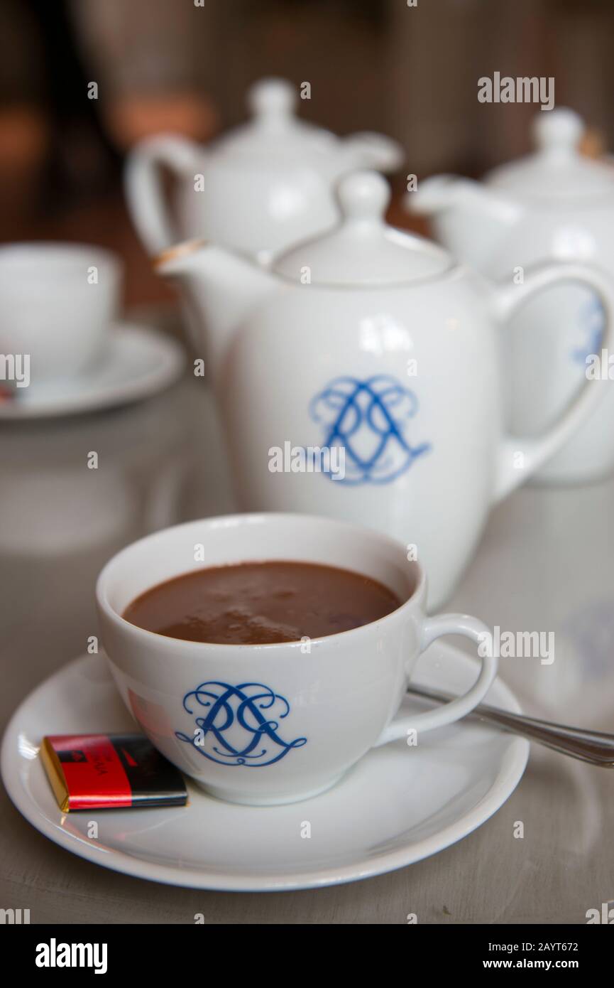 Chocolat chaud servi au monument historique de l'Hôtel de Caumont dans la ville d'Aix-en-Provence, en France, qui a été construit de 1715 à 1742 et est Banque D'Images