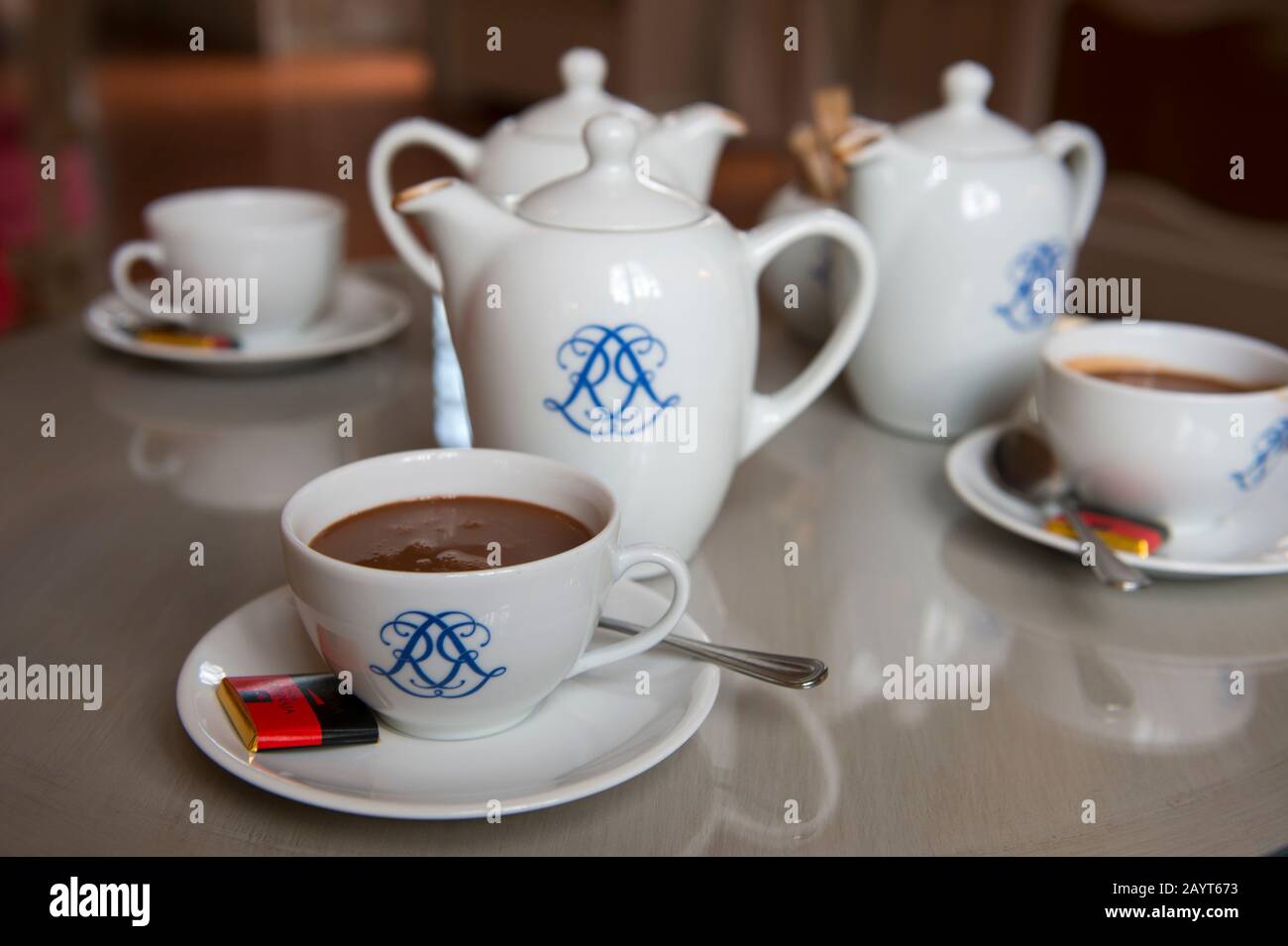 Chocolat chaud servi au monument historique de l'Hôtel de Caumont dans la ville d'Aix-en-Provence, en France, qui a été construit de 1715 à 1742 et est Banque D'Images