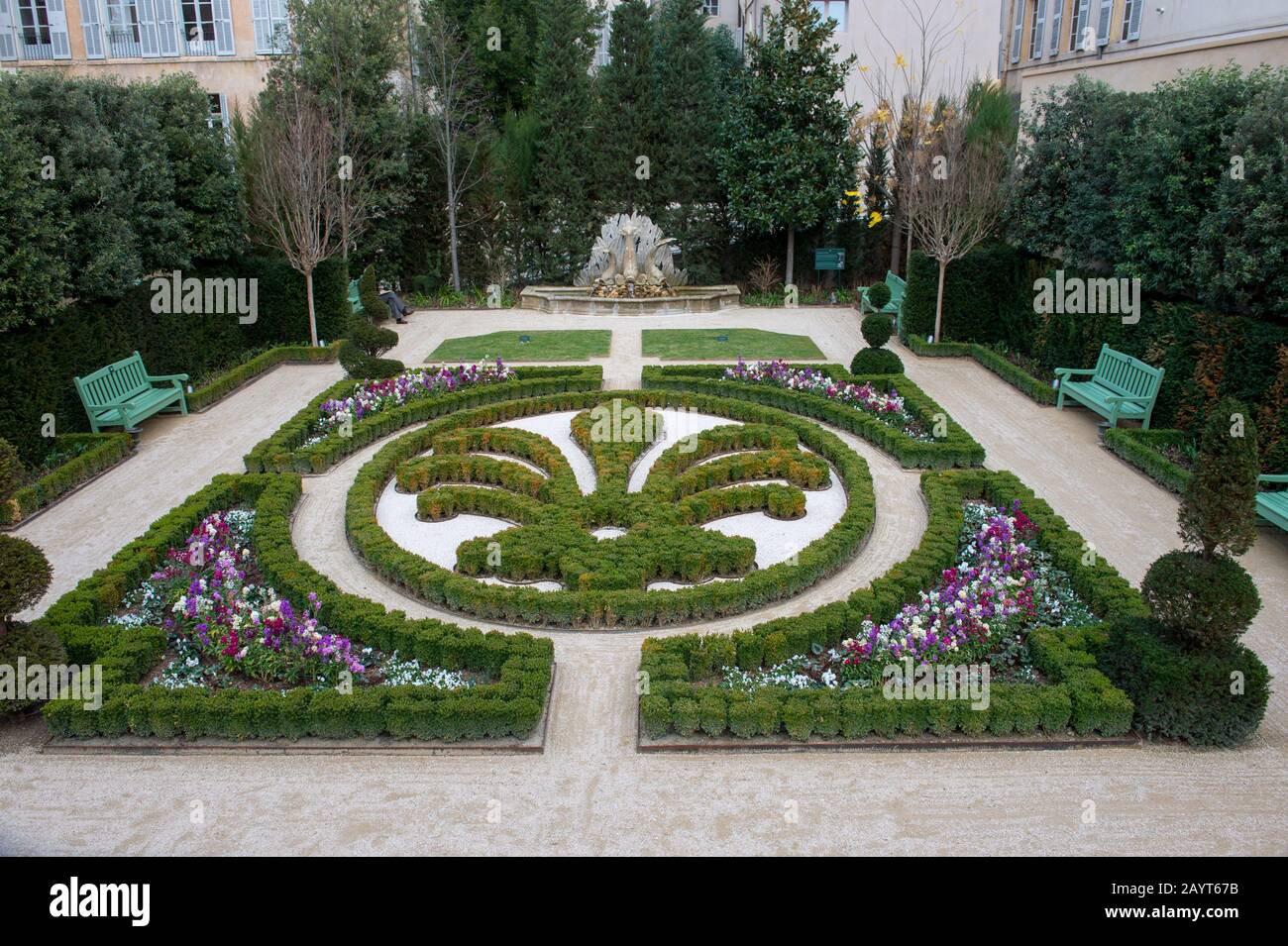 Le jardin du monument historique Hôtel de Caumont, dans la ville d'Aix-en-Provence, en France, a été construit de 1715 à 1742 et est maintenant un centre de l'ar Banque D'Images
