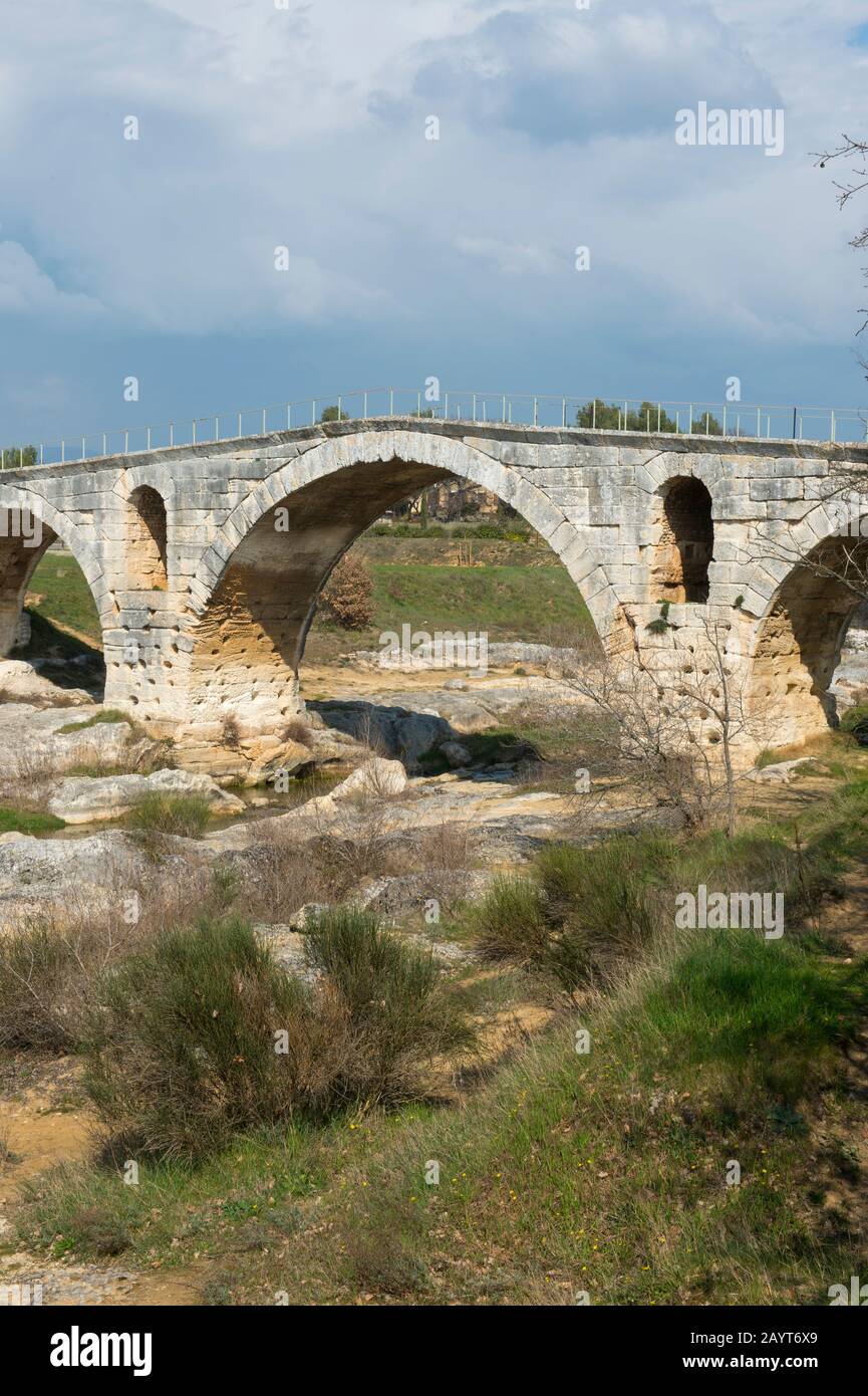 Le Pont Julien est un pont d'arche en pierre romaine sur la rivière Calavon, en Provence, au sud-est de la France, datant de 3 av. J.-C. Banque D'Images