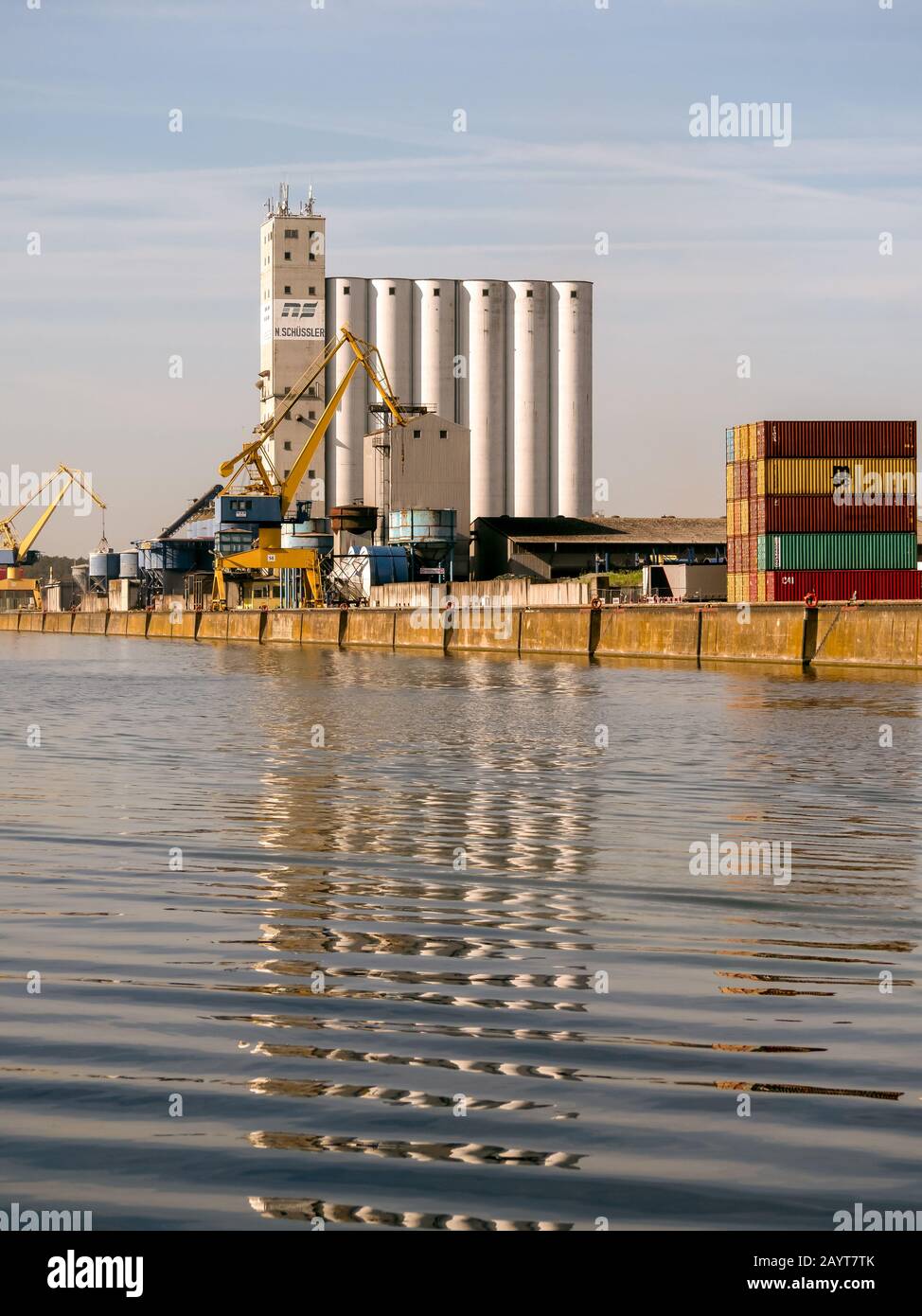 NUREMBERG, ALLEMAGNE -10 JUILLET 2019: Silos et conteneurs industriels dans une zone industrielle en dehors de la ville Banque D'Images