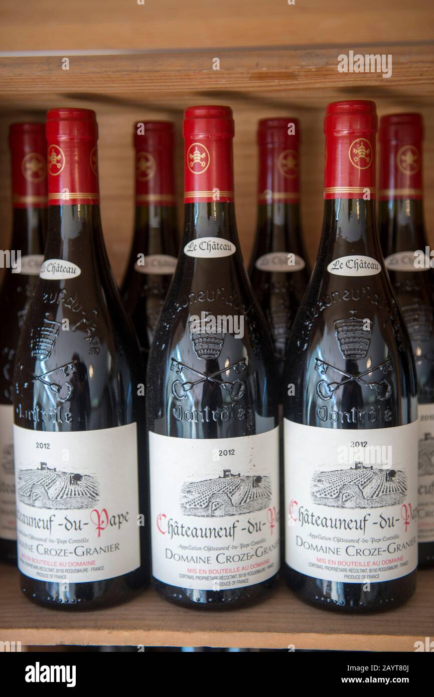 Des bouteilles de vin sont exposées dans le village de Chateauneuf-du-Pape, qui se trouve dans le département du Vaucluse, en Provence-Alpes-Côte d'Azur, au sud Banque D'Images