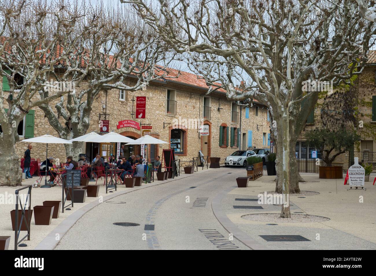 Une scène de rue avec le restaurant du verre l'assiette à Gigondas, un village médiéval dans le département de Vaucluse de la Provence-Alpes-Côte d'Azur RE Banque D'Images