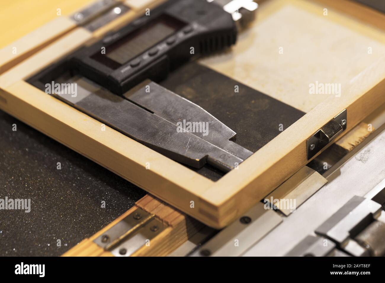 L'étrier électronique se compose d'une boîte en bois, d'un outil de contrôle de la qualité de production Banque D'Images