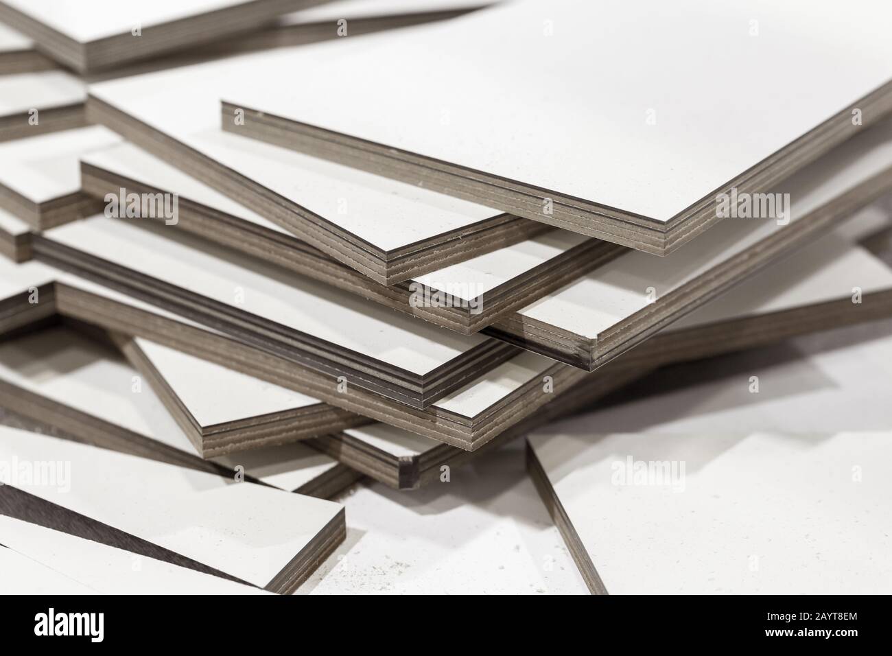 Feuilles de texte blanches. Il s'agit d'un matériau composite superposé à base de tissu à partir de fibres et d'un liant polymérique Banque D'Images
