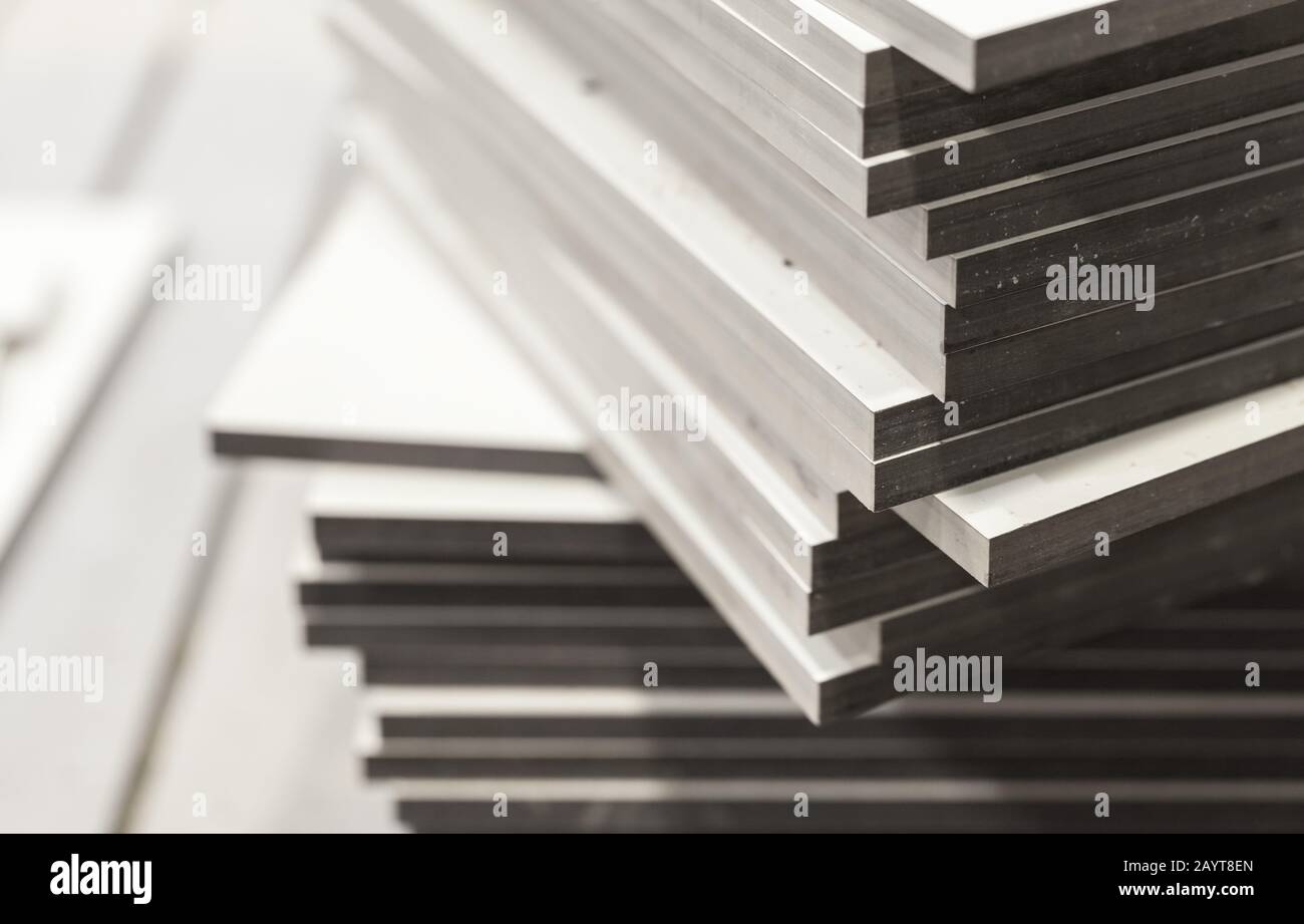 Pile de feuilles de texte blanches. Il s'agit d'un matériau composite superposé à base de tissu à partir de fibres et d'un liant polymérique Banque D'Images