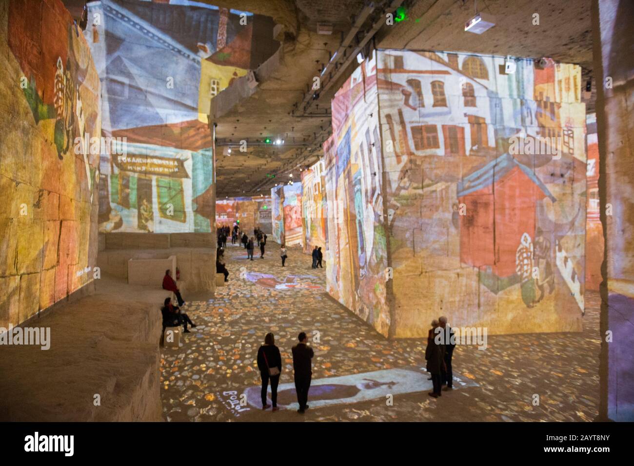 Les Carrieres de Lumieres (carrières de lumières) est un spectacle multimédia qui projette des milliers d'images d'art sur l'intérieur d'un calcaire abandonné Banque D'Images