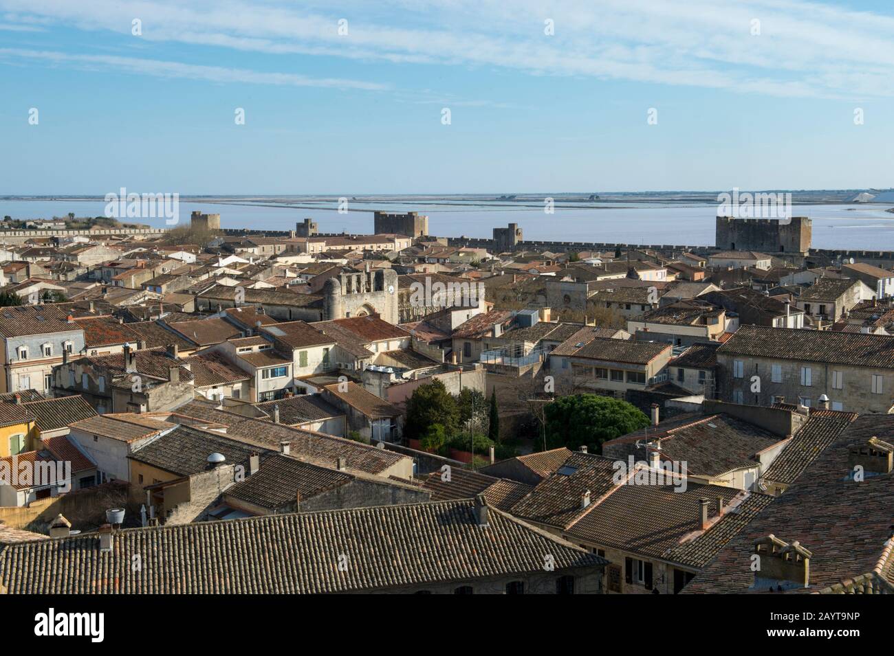 Vue depuis les remparts de la ville fortifiée d'Aigues-Mortes dans la région Languedoc-Roussillon du sud de la France avec les salines dans le dos Banque D'Images Vue depuis les remparts de la ville fortifiée d'Aigues-Mortes dans la région Languedoc-Roussillon du sud de la France avec les salines dans le dos Banque D'Images