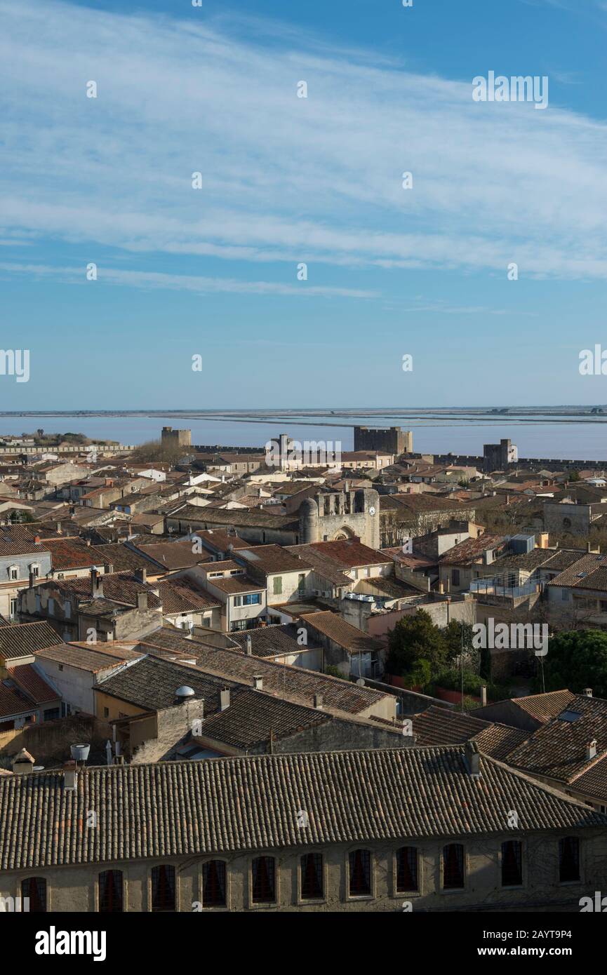 Vue depuis les remparts de la ville fortifiée d'Aigues-Mortes dans la région Languedoc-Roussillon du sud de la France avec les salines dans le dos Banque D'Images Vue depuis les remparts de la ville fortifiée d'Aigues-Mortes dans la région Languedoc-Roussillon du sud de la France avec les salines dans le dos Banque D'Images